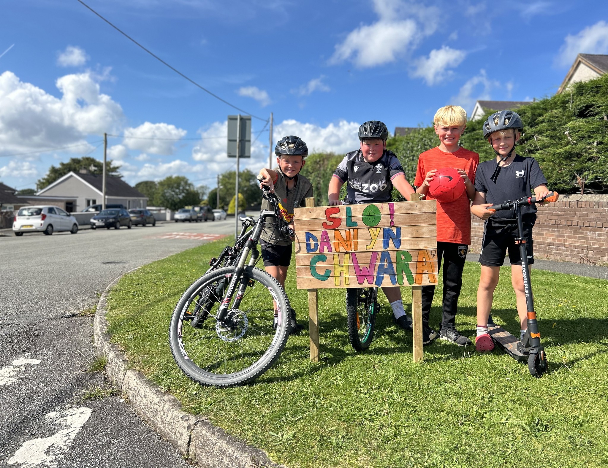 ‘Slow down drivers so we can play’ – children are making road signs to warn drivers